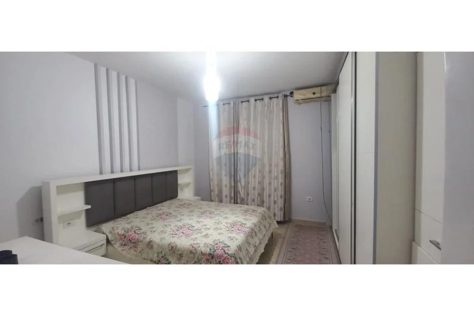 Tirane, jepet me qera apartament 2+1 , 650 € (Komuna e Parisit)