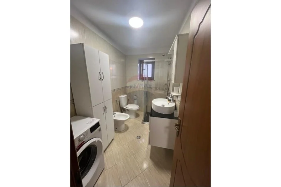Tirane, jepet me qera apartament 1+1 , 650 € (Myslym Shyri)