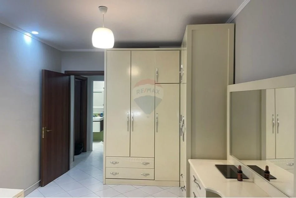 Tirane, jepet me qera apartament 1+1 , 400 € (Astir)