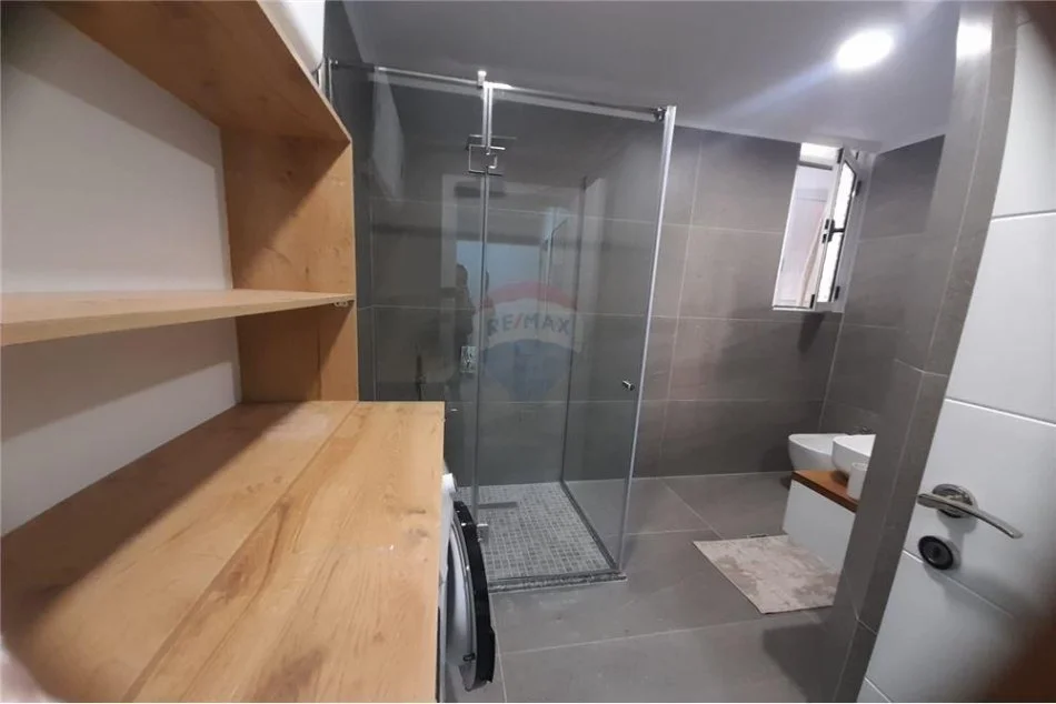 Tirane, jepet me qera apartament 2+1 , 1.000 € (Komuna e Parisit)