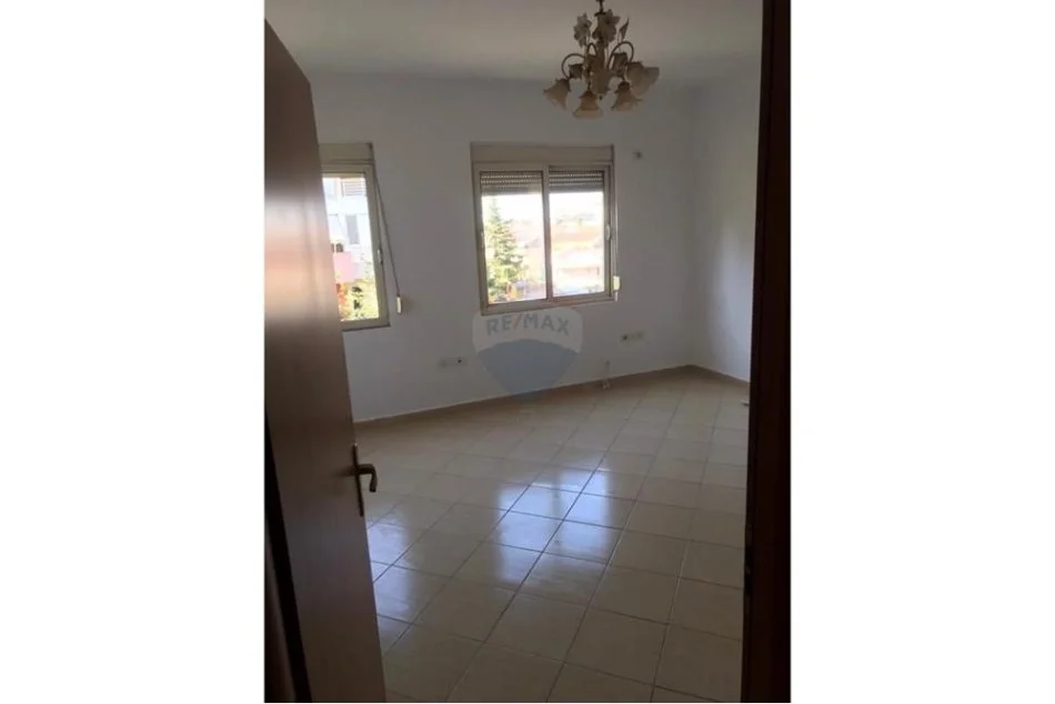 jepet me qera apartament 2+1 , 116 m² 600 € (Komuna e Parisit)