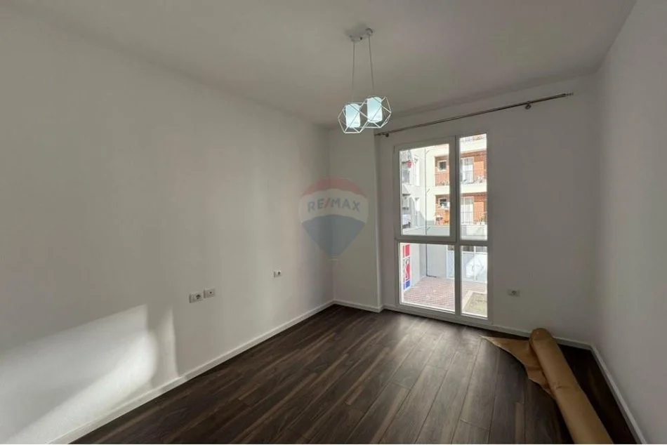Tirane, jepet me qera apartament 2+1 , 100 m² 550 € (Fusha e Aviacioni)
