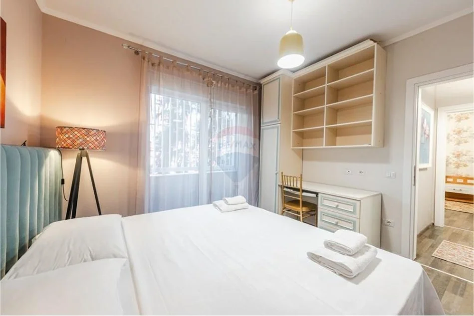 Tirane, jepet me qera apartament 2+1 , 950 € (Liqeni i Thate)