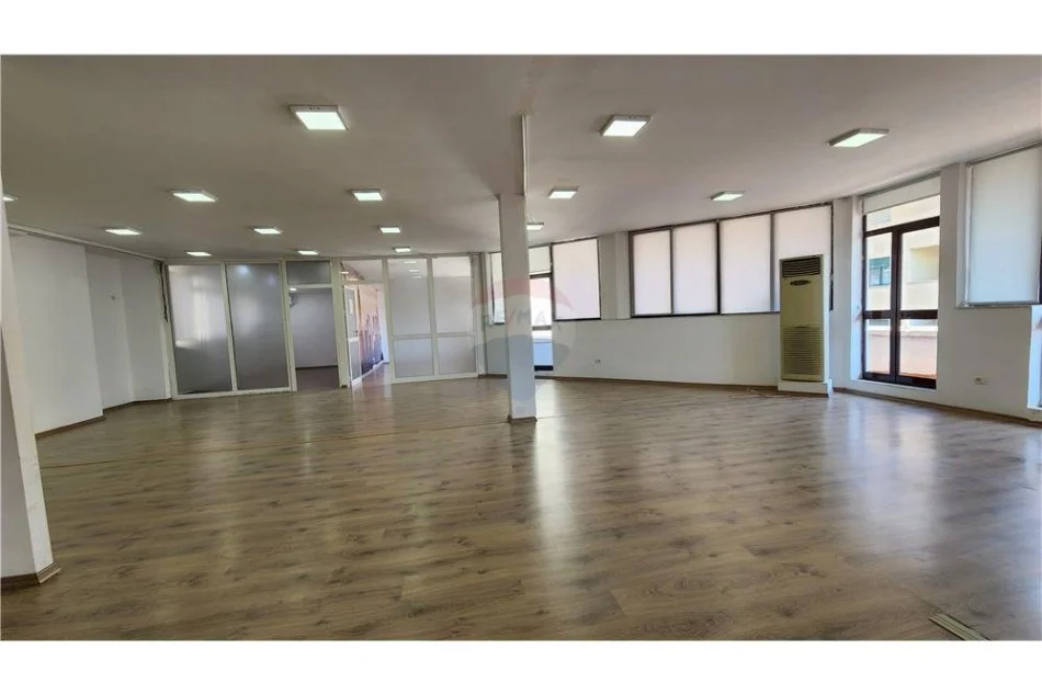 Tirane, jepet me qera ambjent biznesi Kati 8, 340 m² 3.400 € (Bllok, Rruga Ismail Qemali)