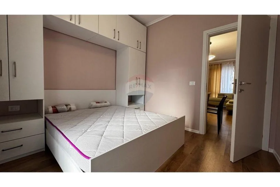 Tirane, jepet me qera apartament 1+1 , 420 € (Porcelan)