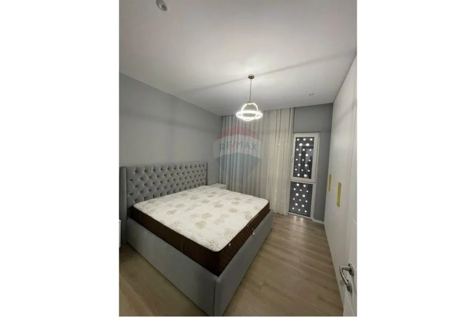 Tirane, jepet me qera apartament 2+1 , 800 € (Qendra Emerald)