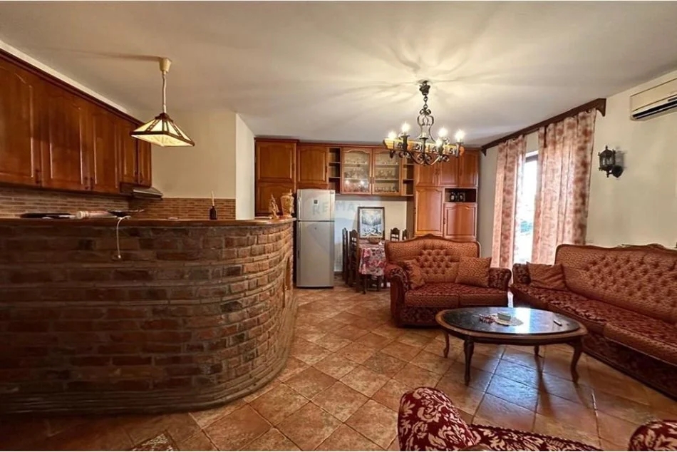 Tirane, jepet me qera apartament 2+1 , 730 € (Pazari i Ri)