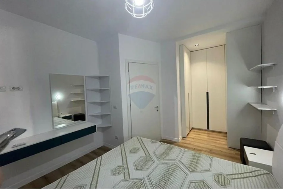 Tirane, shitet 4+1+Aneks+Ballkon , (Komuna e Parisit)