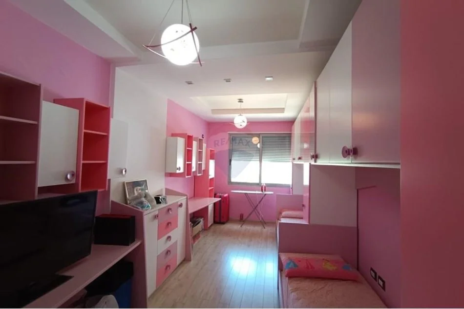 Tirane, jepet me qera apartament 2+1 , 550 € (Laprake)