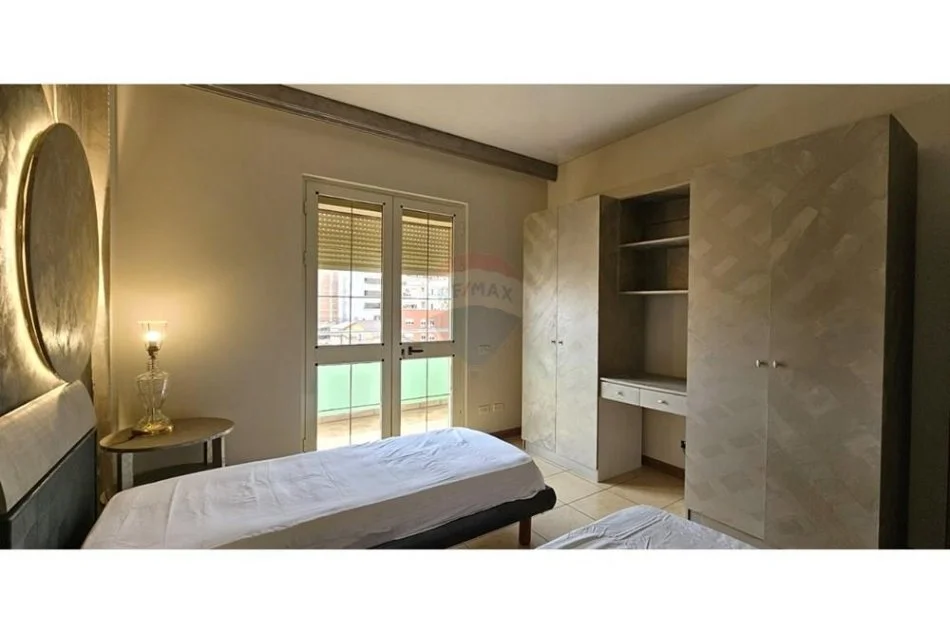 Tirane, jepet me qera apartament 2+1 , 160 m² 750 € (Qendër,)