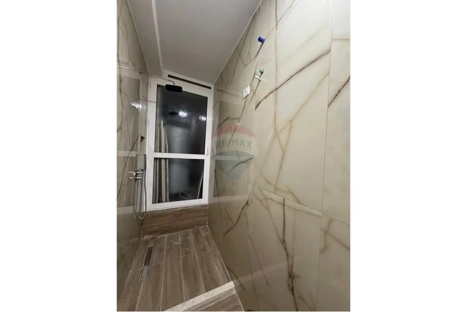 Tirane, jepet me qera apartament 1+1 , 400 € (Sauk)