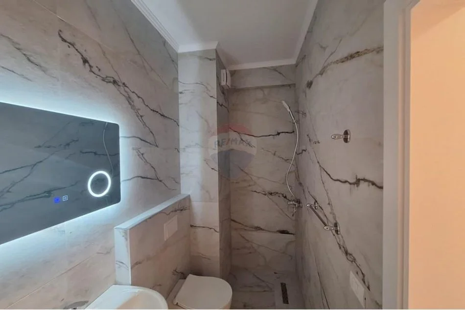 Tirane, jepet me qera apartament 2+1 , 500 € (Astir)