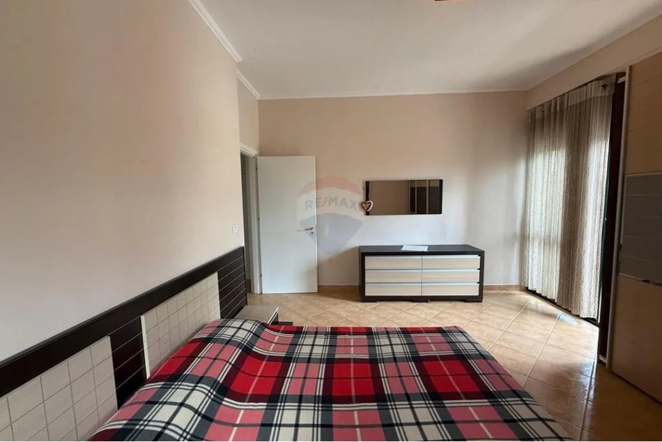 Tirane, jepet me qera apartament 1+1 Kati 2, 95 m² 550 € (Liqeni i Thate)