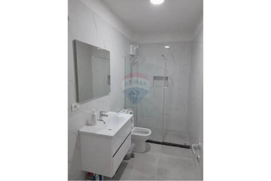 Tirane, jepet me qera ambjent biznesi , 1.000 € (Sheshi Wilson)
