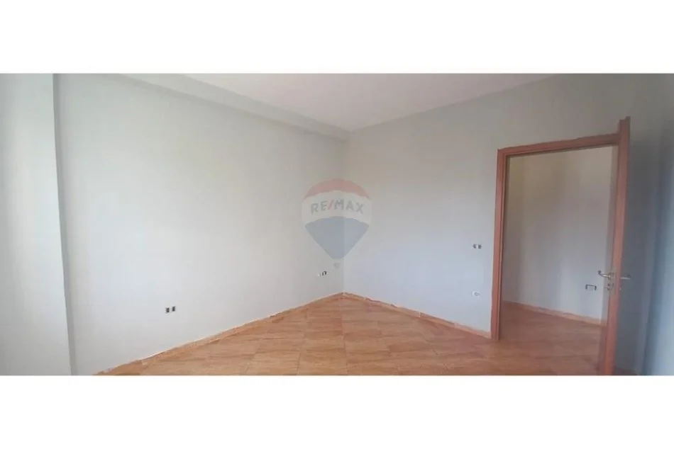 Tirane, jepet me qera apartament 2+1 , 400 € (Brryli)