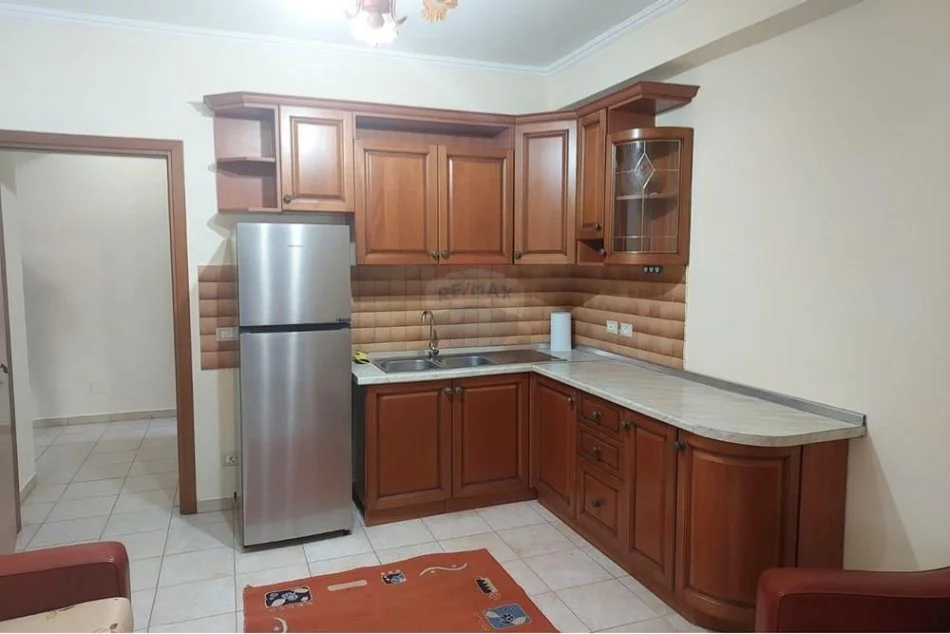 Tirane, jepet me qera apartament 2+1 , 600 € (Brryli)
