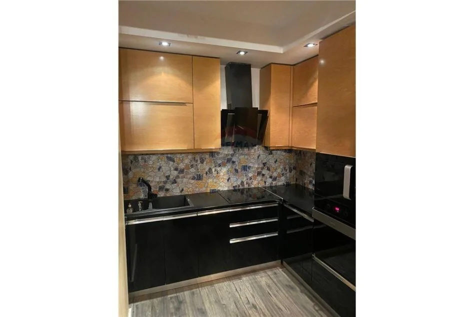 Tirane, jepet me qera apartament 2+1 Kati 7, 99 m² 700 € (Apartament 2+1 per qira tek Kontakti)