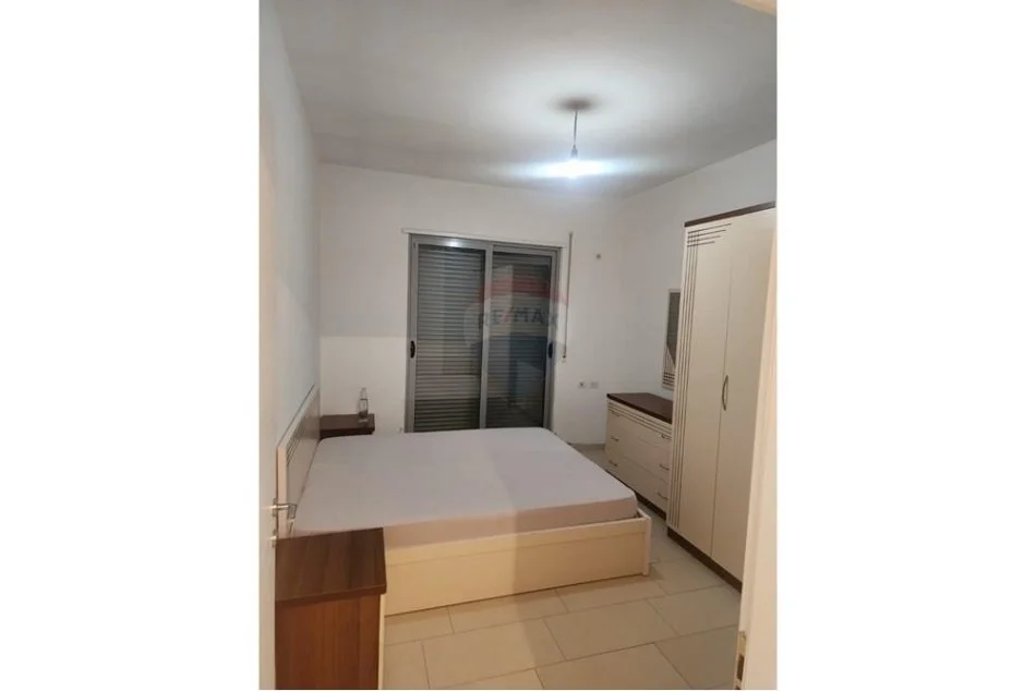 Tirane, jepet me qera apartament 1+1 , 400 € (Astir)