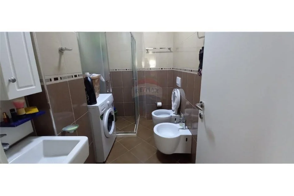 Tirane, jepet me qera apartament 1+1 , 500 € (Ali Demi)