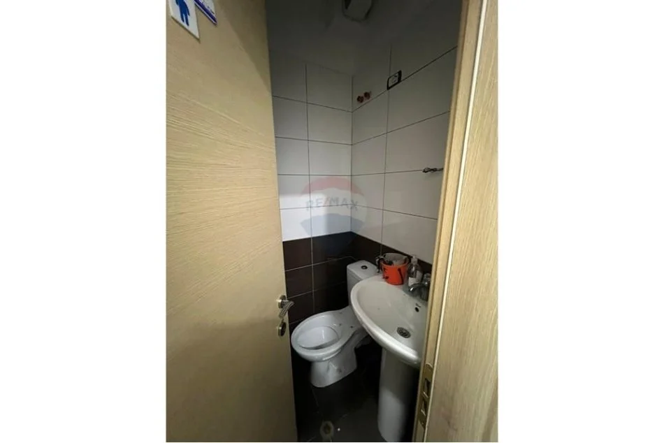 Tirane, jepet me qera zyre , 400 € (Astir)