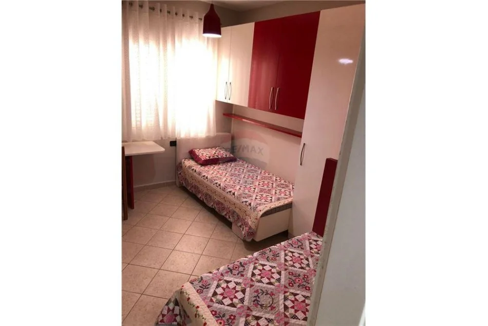 Tirane, jepet me qera apartament 2+1 , 650 € (Komuna e Parisit)