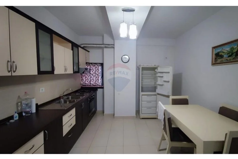 Tirane, jepet me qera apartament 2+1 , 550 € (Pazari i Ri)