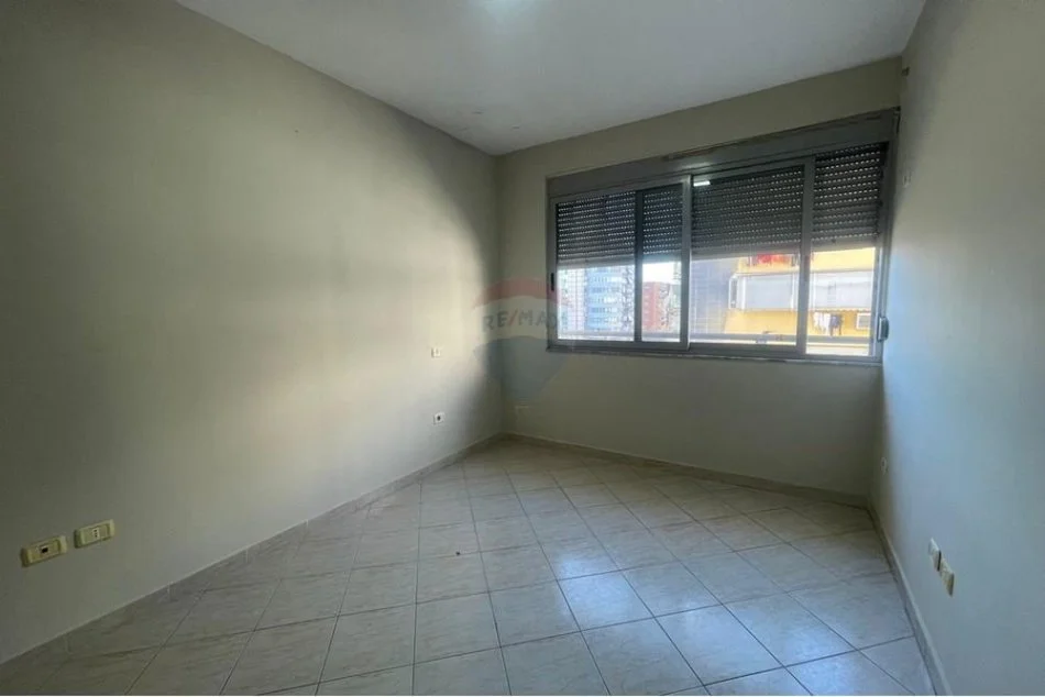 Tirane, jepet me qera zyre , 400 € (Rruga e Kavajes)