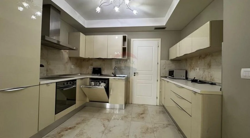 Tirane, jepet me qera apartament 3+1 Kati 5, 220 m² 2.200 € (Rruga e Elbasanit)