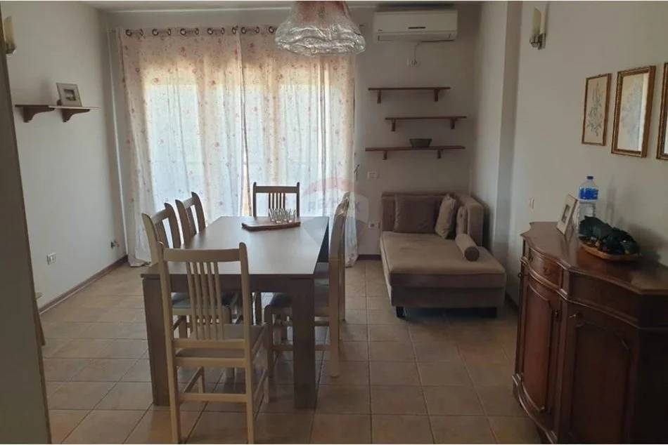 Tirane, jepet me qera apartament Dublex Kati 6, 265 m² 1.000 € (bllok)