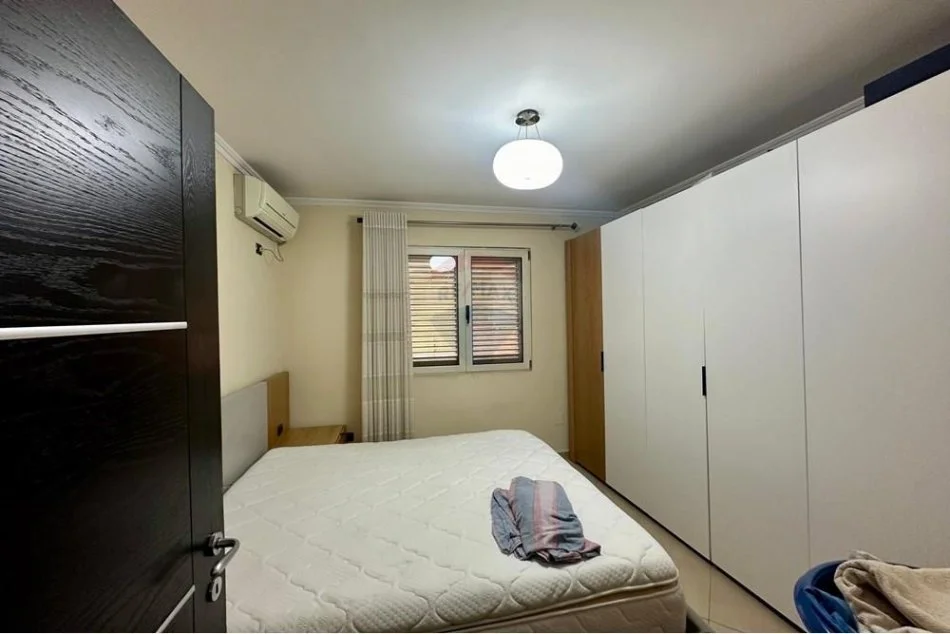 Tirane, jepet me qera apartament 1+1 Kati 2, 120 m² 550 € (21 Dhjetori, Shqipëri)