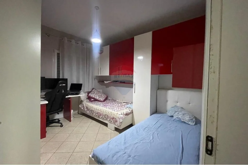 Tirane, jepet me qera 2+1 Kati 3, 105 m² 650 € (Apartament 2+1+2 me qira te Komuna e Parisit!)