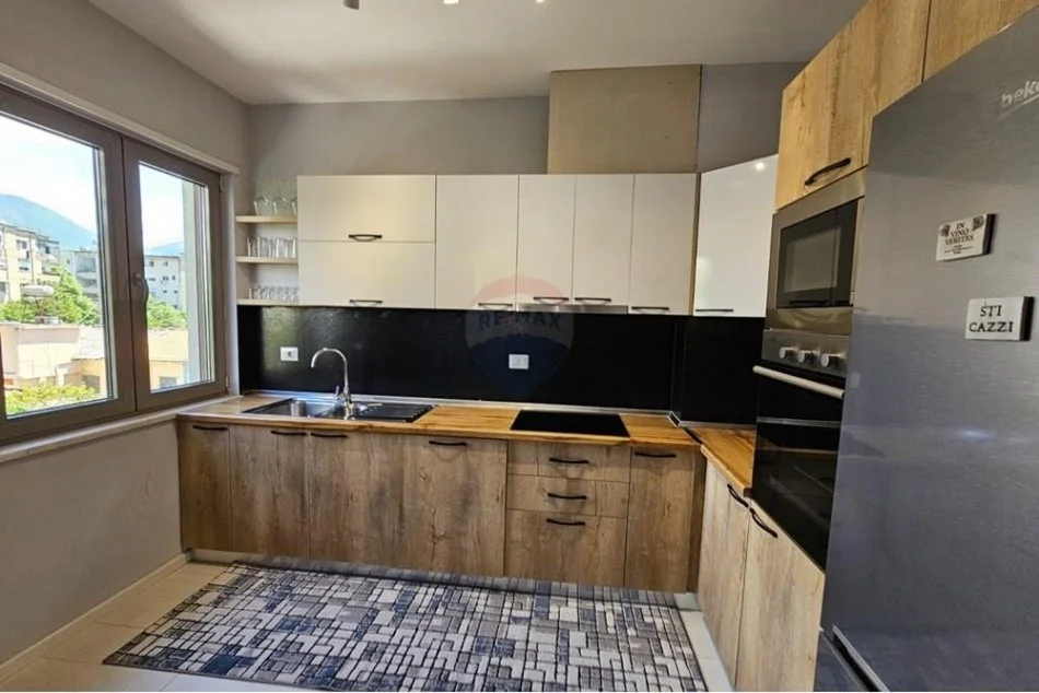 Tirane, jepet me qera 2+1 Kati 2, 86 m² 600 € (Rruga e Dibrës)