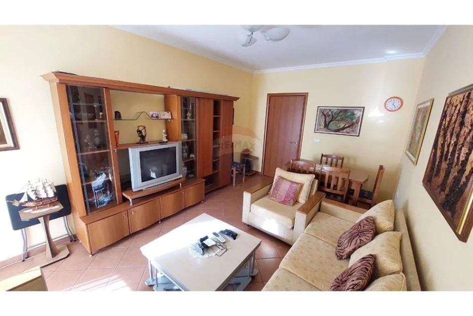 Tirane, jepet me qera apartament 1+1 , 75 m² 600 € (bllok)