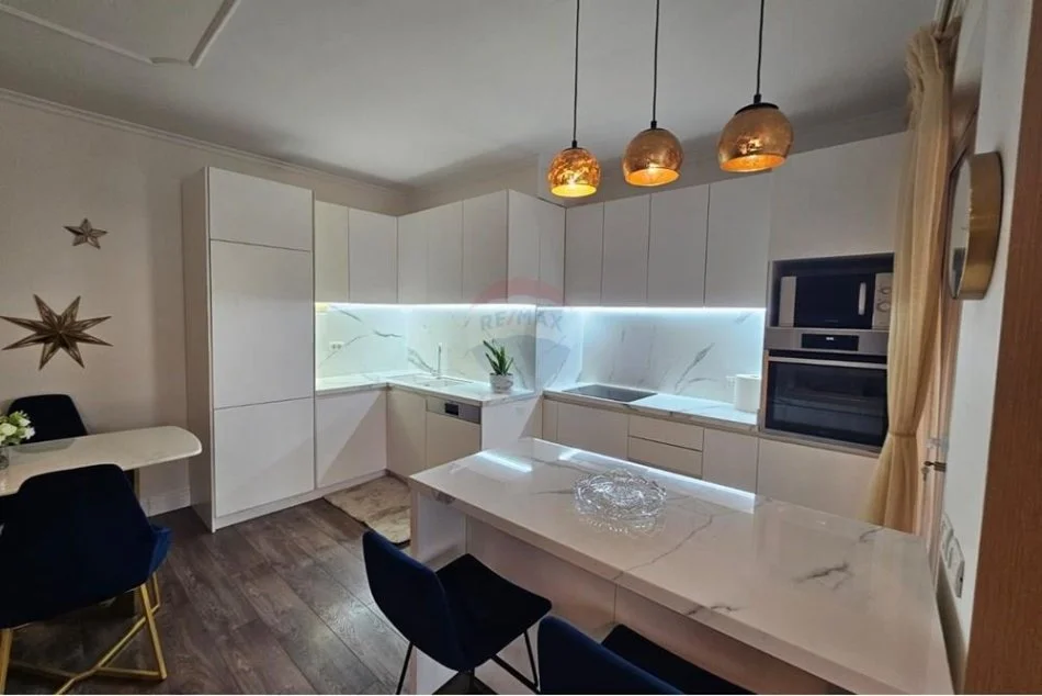 Tirane, jepet me qera apartament 2+1 Kati 2, 115 m² 1.200 € (Apartament 2+1 per qira tek Rruga e Kosovareve!)