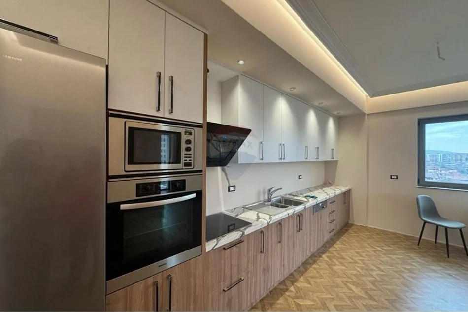 Tirane, jepet me qera 2+1+Ballkon Kati 6, 115 m² 700 € (Fusha e Aviacionit)