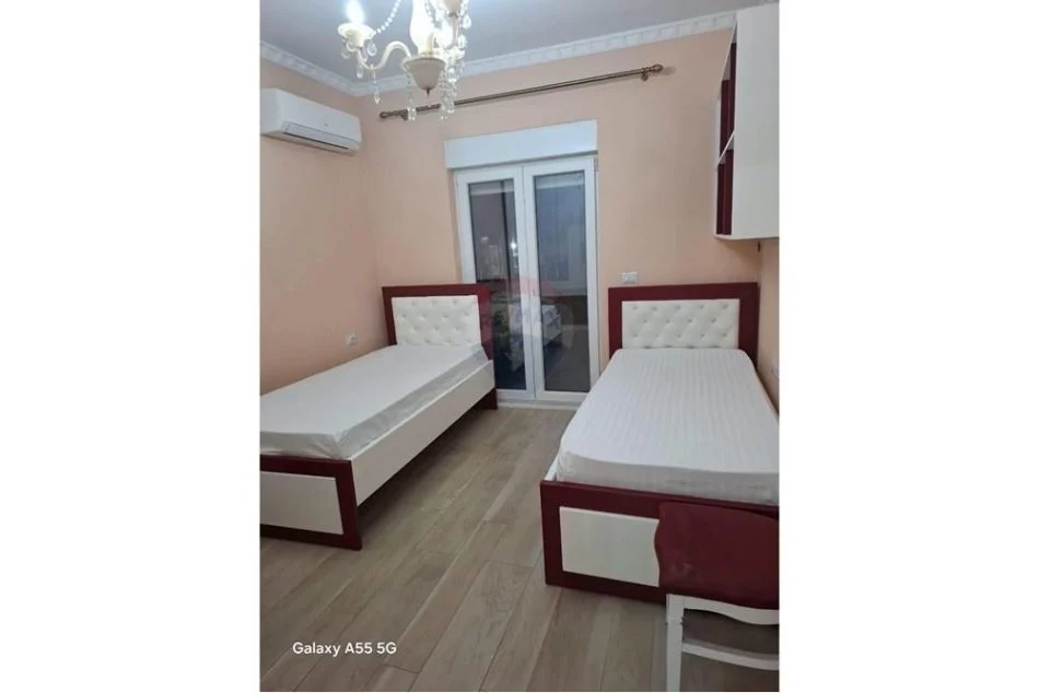 Tirane, jepet me qera 2+1 Kati 4, 75 m² 600 € (Shkolla e Bashkuar)