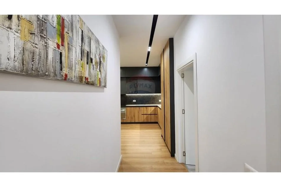 Tirane, jepet me qera apartament 1+1 Kati 8, 85 m² 750 € (21 Dhjetori, Rruga e Kavajes)