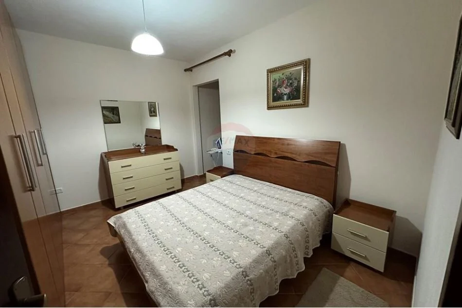 Tirane, jepet me qera apartament 2+1 Kati 4, 105 m² 550 € (Ali Demi)