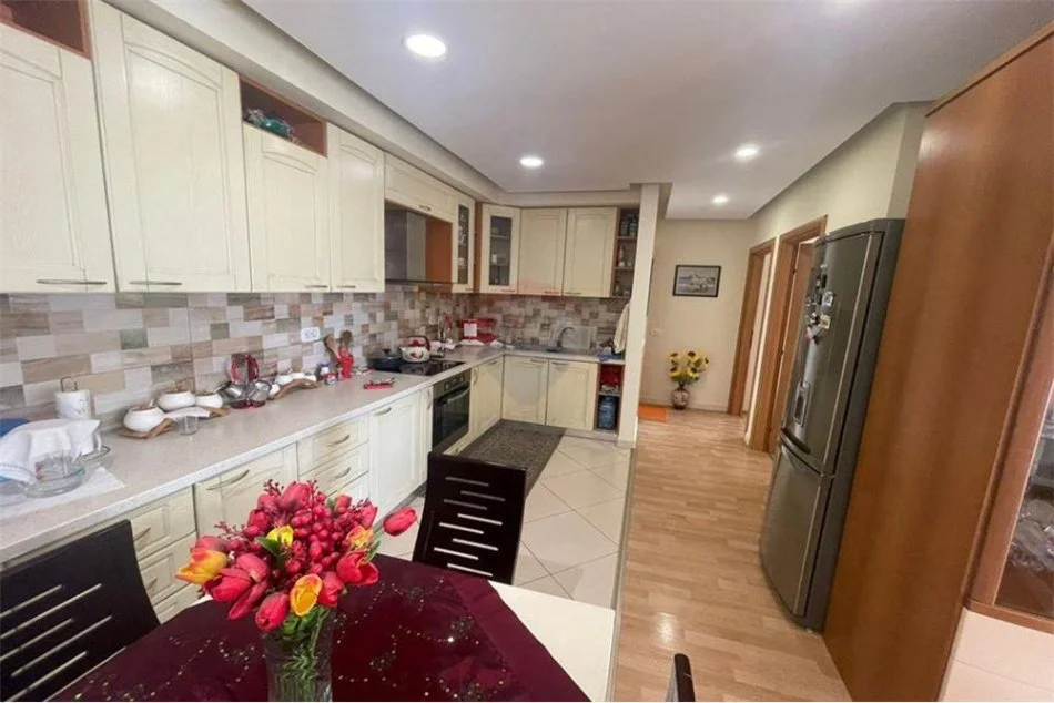 Tirane, jepet me qera apartament 2+1 Kati 7, 95 m² 850 € (Blloku, Garda)