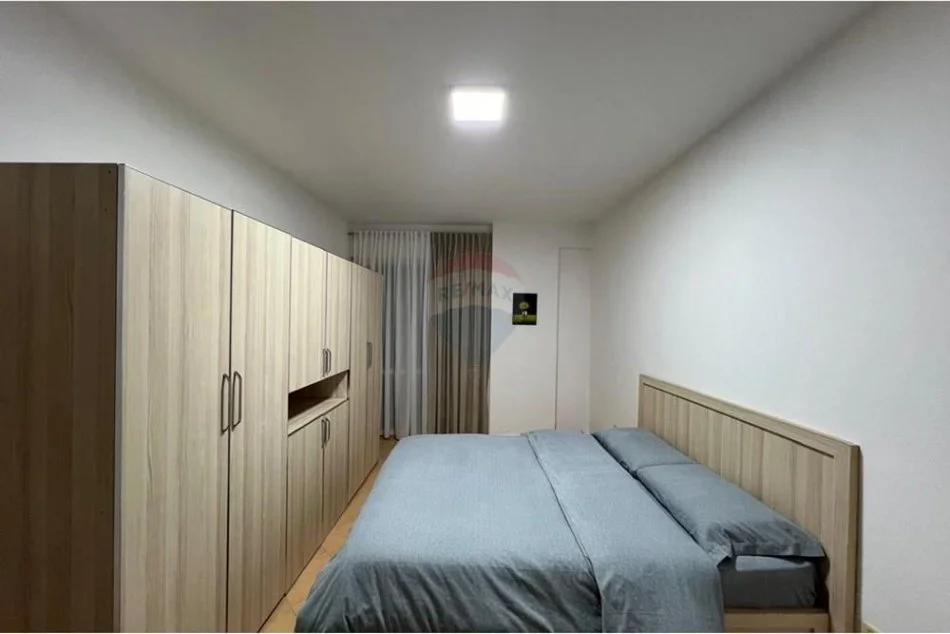 Tirane, jepet me qera apartament 2+1 Kati 5, 100 m² 800 € (KOMUNA E PARISIT, PRANE LULISHTES)