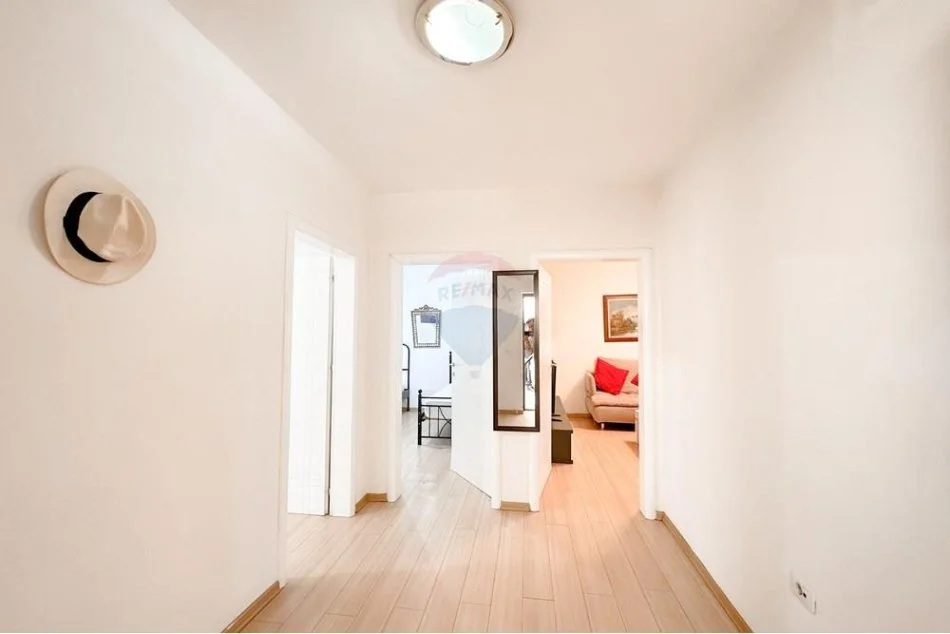 Tirane, jepet me qera apartament 2+1+Ballkon , 75 m² 600 € (Rruga e Kosovareve)