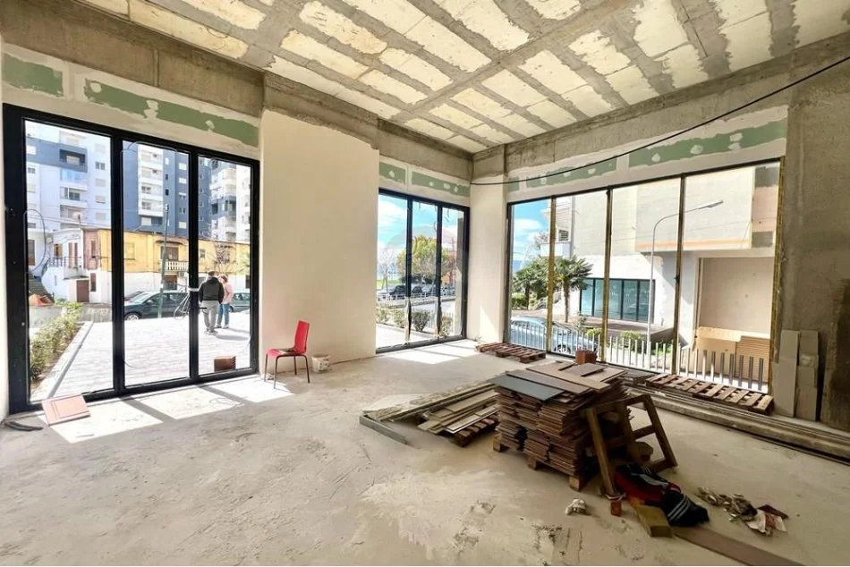 Vlore, shitet ambjent biznesi Kati 0, 115 m² 356.500 € (Lungomare)