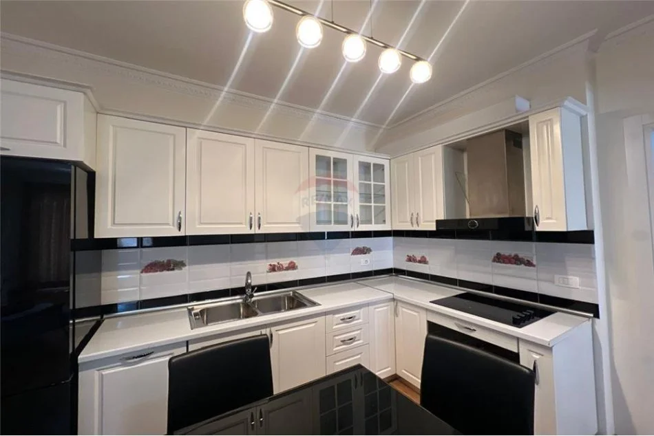 Tirane, jepet me qera apartament 1+1+Ballkon Kati 5, 70 m² 650 € (Kompleksi Delijorgji)