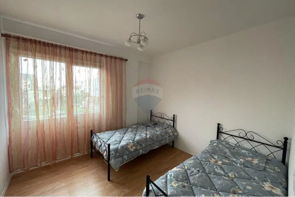 Tirane, jepet me qera apartament 2+1+Ballkon Kati 1, 85 m² 500 € 