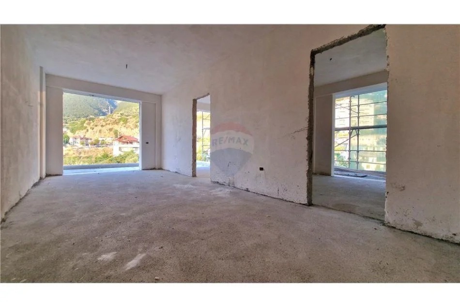 Vlore, shitet apartament 2+1+Ballkon Kati 3, 101 m² (Uje i Ftohte)