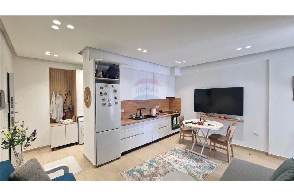 Vlore, shitet apartament 1+1+Ballkon Kati 10, 58 m² 127.600 € (Lungomare)
