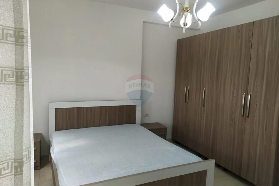 Tirane, jepet me qera apartament 2+1+Ballkon Kati 4, 90 m² 750 € (Komuna e Parisit)