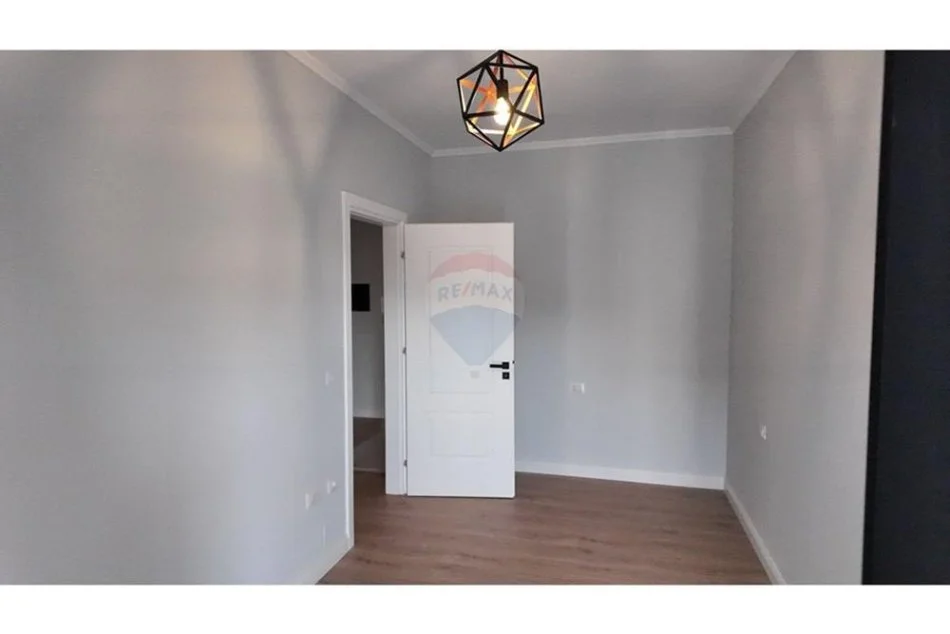 Tirane, jepet me qera apartament 2+1 Kati 1, 93 m² 650 € (PER QERA AP 2+1 +GARAZHD TE VILA GOLD)