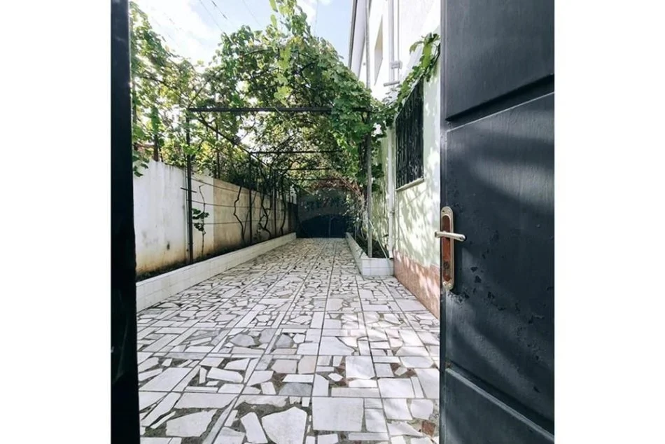 Tirane, jepet me qera apartament 2+1 Kati 1, 100 m² 430 € (APARTAMENT 2+1 PER QIRA PRANE SPITALIT USHTARAK!)