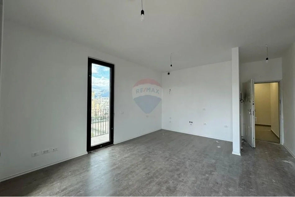 Tirane, jepet me qera ambjent biznesi Kati 6, 93 m² 1.300 € (AMBIENT ZYRASH PER QIRA TEK ALTANA RESIDENCE!)